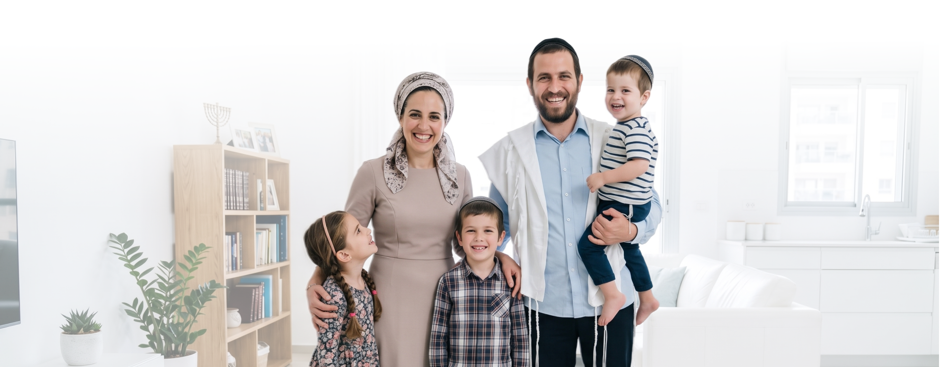 משפחה בסלון הבית